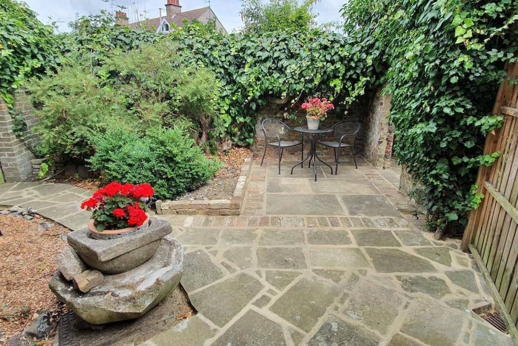 Beautiful 1 Bedroom Cottage With Courtyard. دييْل المظهر الخارجي الصورة